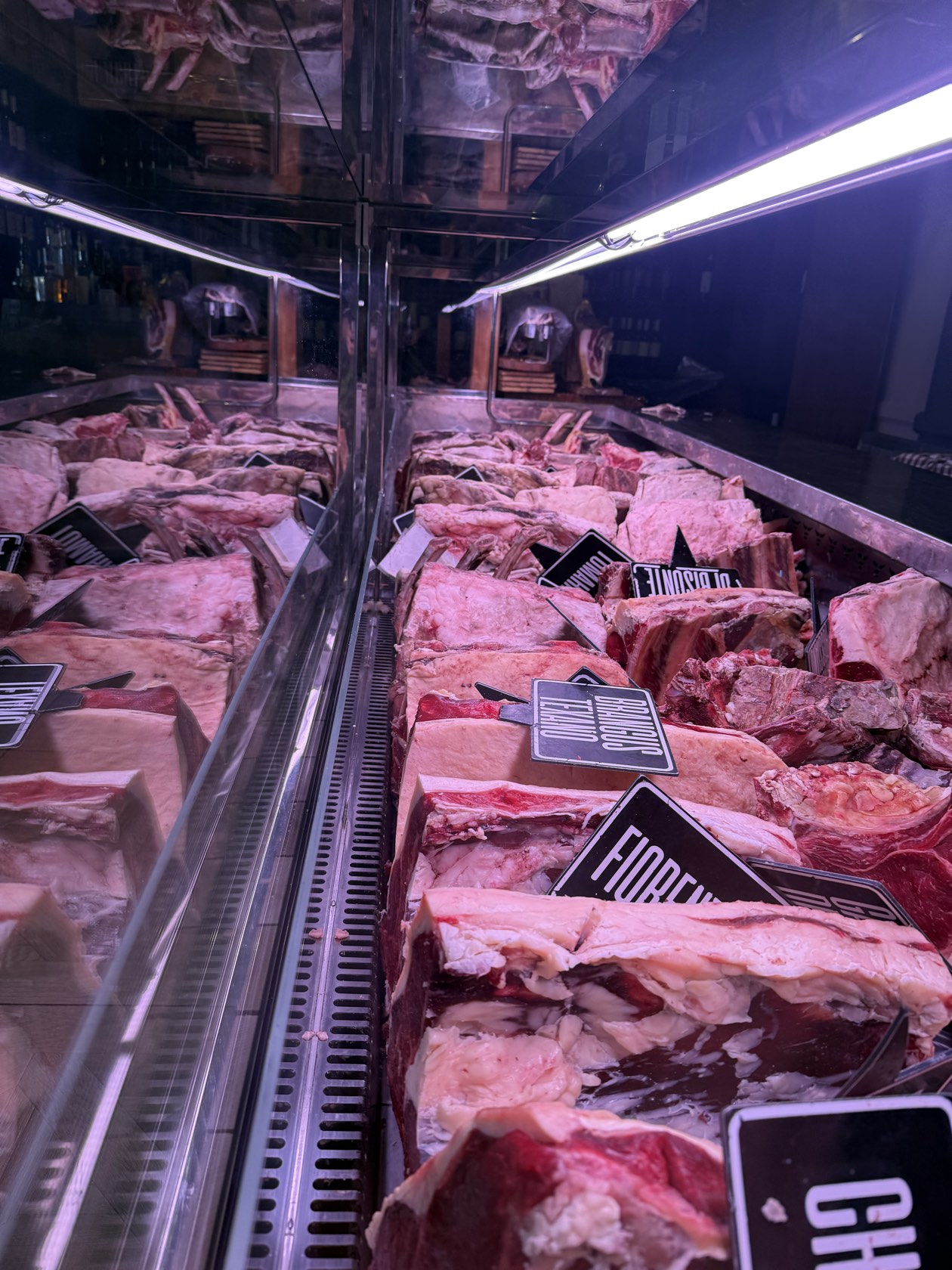 Il banco delle carni con i tagli in frollatura