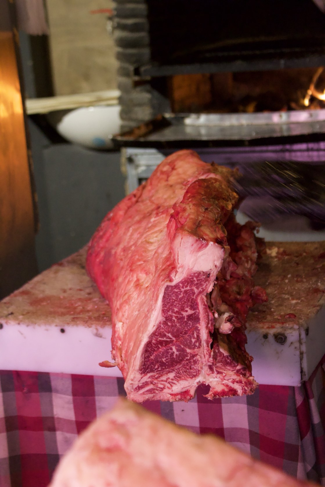 Una costata frollata pronta per la griglia
