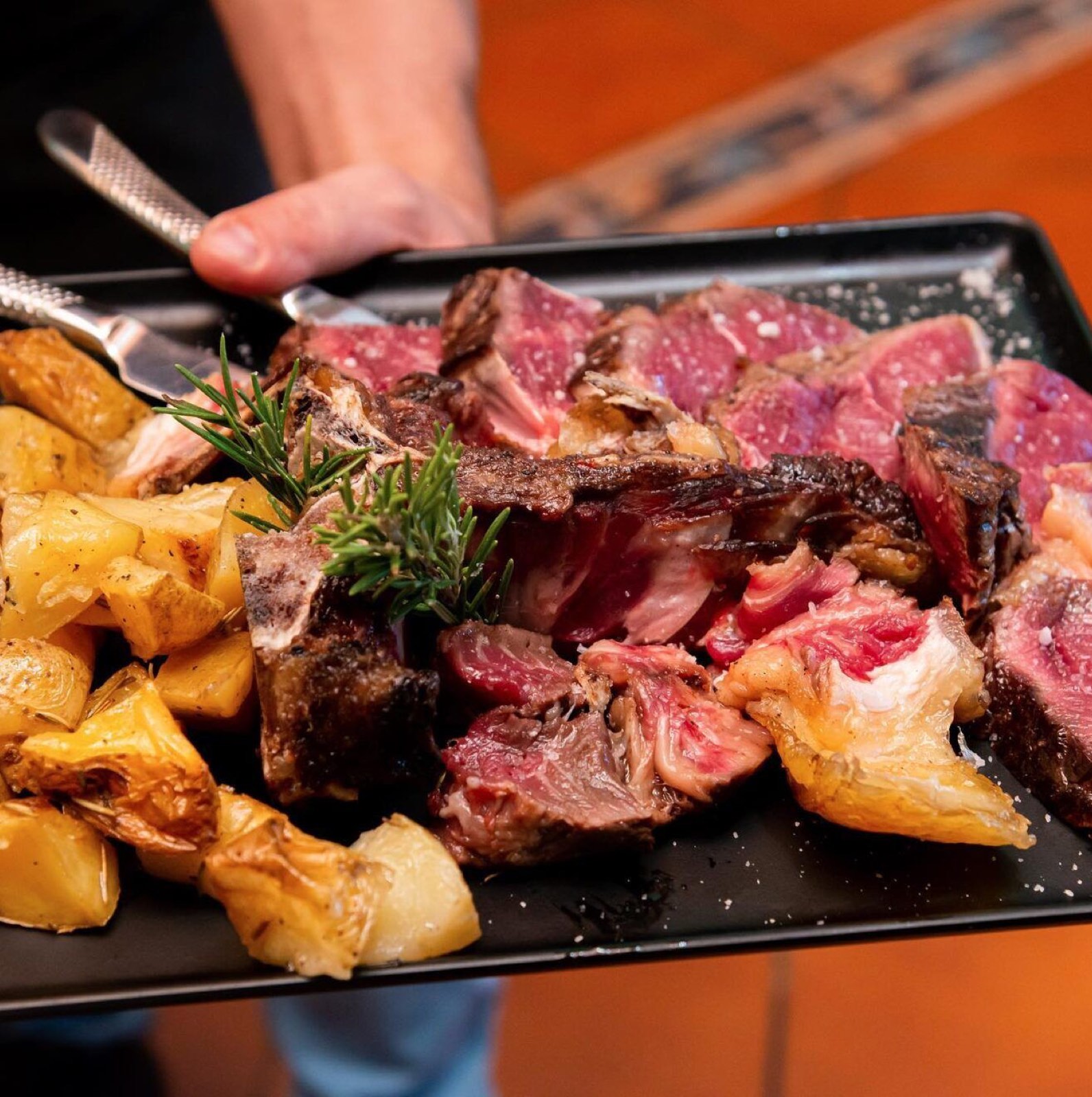 Costata di manzo servita al tavolo
