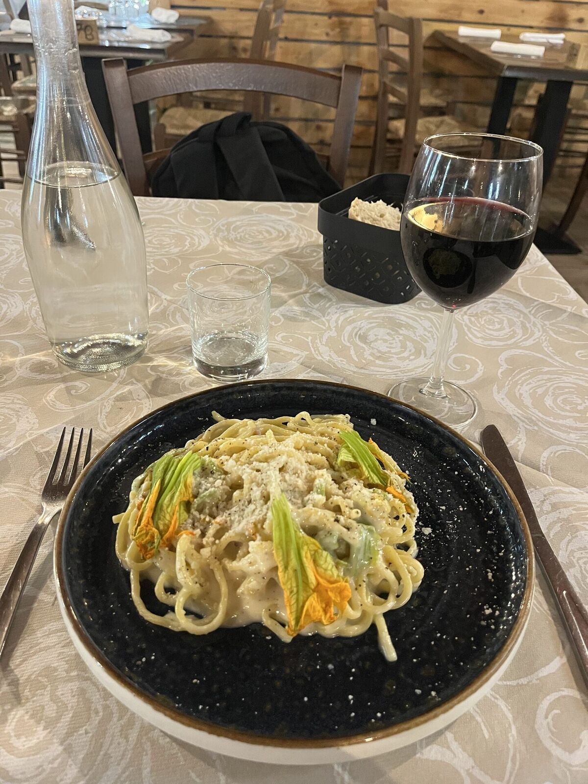 Tonnarelli cacio e pepe con fiori di zucca