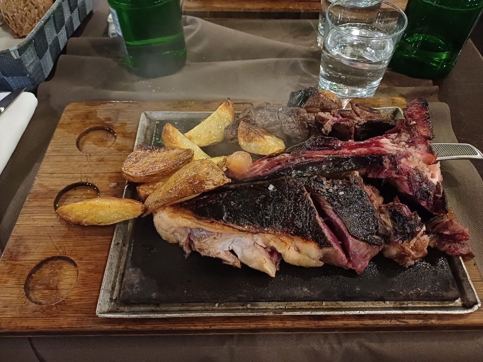 Fiorentina alla griglia con patate al forno